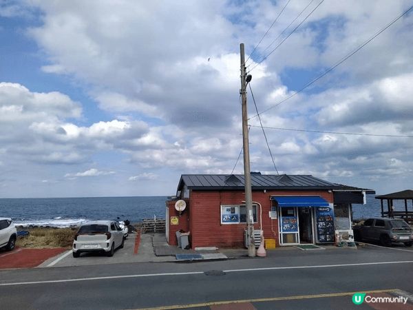 在濟州島的蔚藍海岸邊，藏著一間讓人瞬間忘憂的「海女之家」！這...