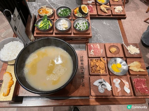 第一次試正宗雲南米線過江龍「銀米」，有好多配料，要自己一次過...