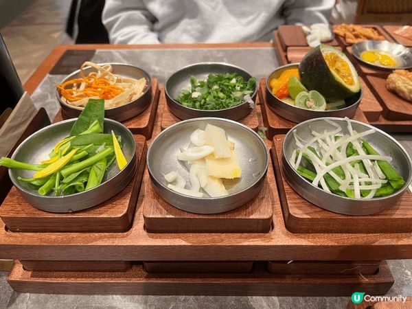 第一次試正宗雲南米線過江龍「銀米」，有好多配料，要自己一次過...