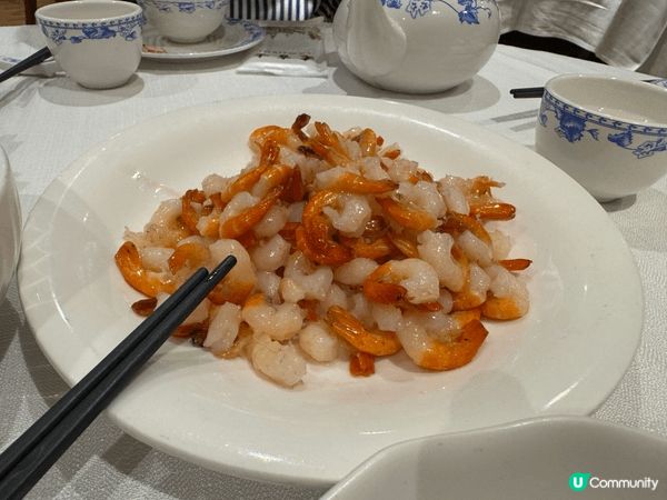 這些食物是在中國上海市舊吉士飯店所吃的，它們是清抄蝦仁，蟹粉...