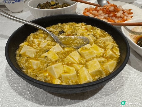 這些食物是在中國上海市舊吉士飯店所吃的，它們是清抄蝦仁，蟹粉...