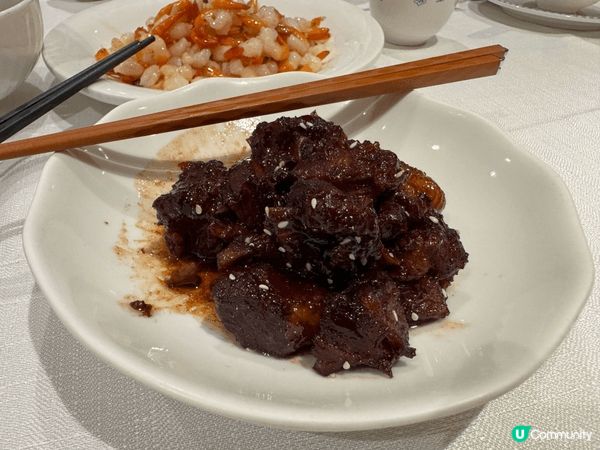 這些食物是在中國上海市舊吉士飯店所吃的，它們是清抄蝦仁，蟹粉...