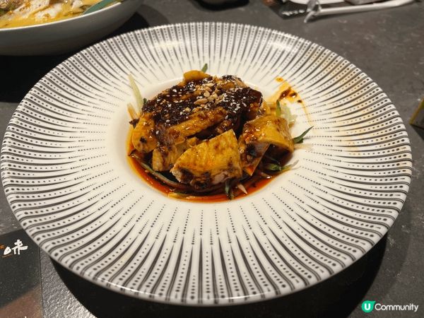 餐廳叫十二味，位於中環中心地帶，推介酸菜魚，非常野味