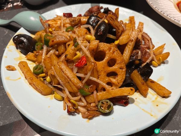 餐廳叫十二味，位於中環中心地帶，推介酸菜魚，非常野味