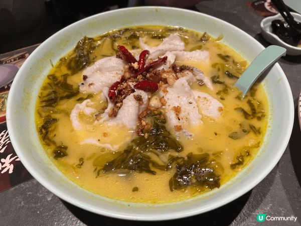 餐廳叫十二味，位於中環中心地帶，推介酸菜魚，非常野味