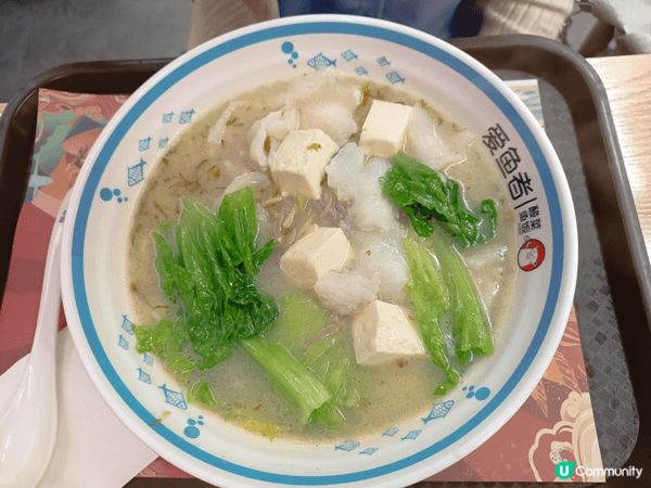 和朋友品嚐酸菜魚，有清湯和蕃茄兩款口味，各有特式，濃郁茄湯配...