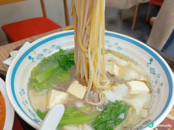 和朋友品嚐酸菜魚，有清湯和蕃茄兩款口味，各有特式，濃郁茄湯配...