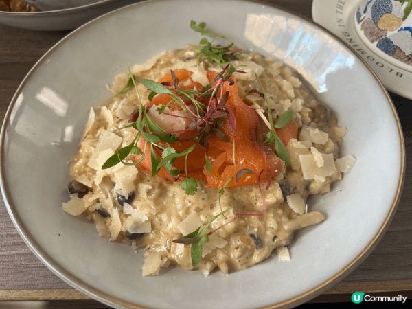 與同事相聚吃美味的西餐，位於上環。幾天後，回家再努力煮飯