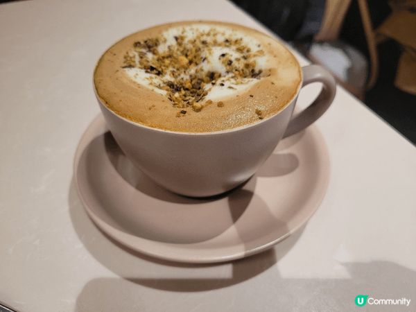 開心果燕麥奶咖啡，杯面舖滿果粒同燕麥，濃香開心果味同燕麥味，...