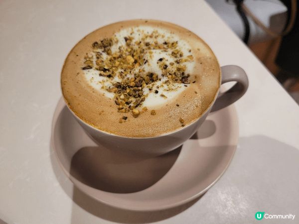 開心果燕麥奶咖啡，杯面舖滿果粒同燕麥，濃香開心果味同燕麥味，...