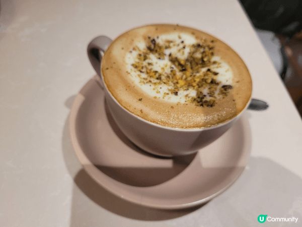 開心果燕麥奶咖啡，杯面舖滿果粒同燕麥，濃香開心果味同燕麥味，...