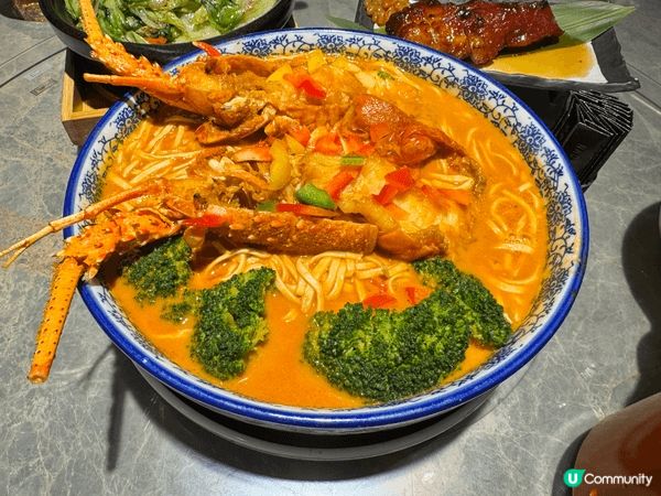 位於九龍塘的仝堂茶聚鄰近地鐵站出口，位置優越。餐廳美食多樣化...