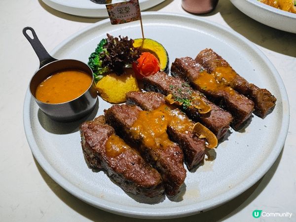 最近同朋友發現一間非常美味的餐廳，菜式種類多，味道美味，擺盤...