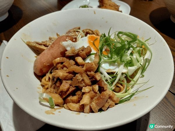 尖東呷呷念念台灣菜，首選手工雞絲滷肉香腸拌麵，看似簡單，味道...