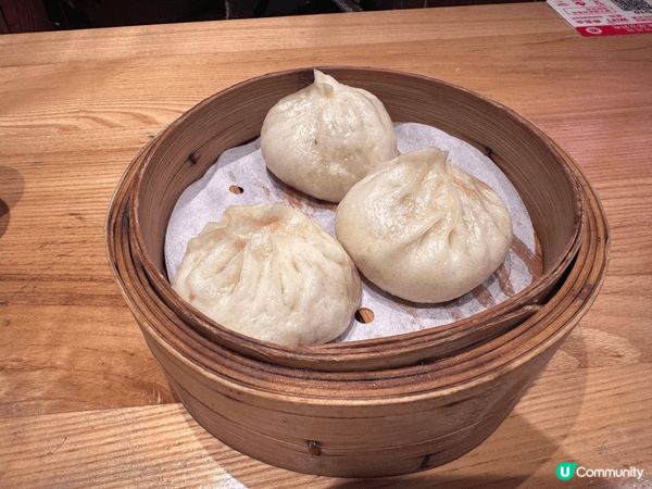 今次團年飯跟家人一起到深圳做節，試左家肥屋潤大籠包，年年有餘...