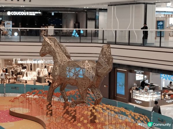 馬年行大運去到大圍圍芳 中庭 。駿馬迎新春 ，風車行大運。而...