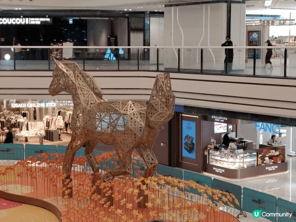 馬年行大運去到大圍圍芳 中庭 。駿馬迎新春 ，風車行大運。而...