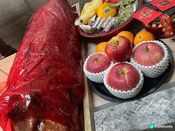 每年家庭團拜都一定會切鴻運乳豬仔，象徵新一年發過豬頭🐽。下午...