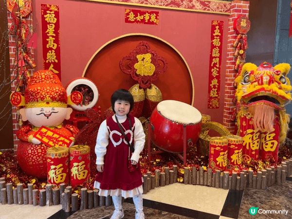 小朋友見到新年佈置特別興奮，著上喜慶既衣服過新年。#糕興過肥...