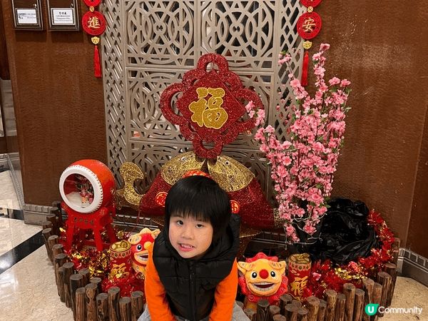 小朋友見到新年佈置特別興奮，著上喜慶既衣服過新年。#糕興過肥...
