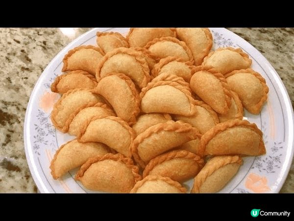 我特別鍾意食媽咪整嘅甜油角，裡面有砂糖、花生、椰蓉、芝麻等，...