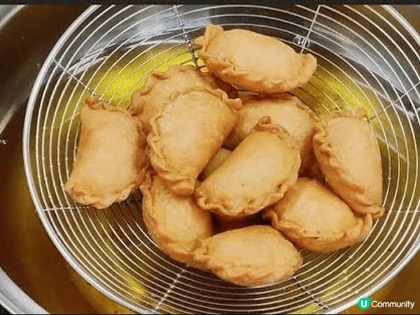 我特別鍾意食媽咪整嘅甜油角，裡面有砂糖、花生、椰蓉、芝麻等，...