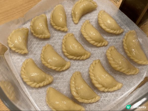 我特別鍾意食媽咪整嘅甜油角，裡面有砂糖、花生、椰蓉、芝麻等，...