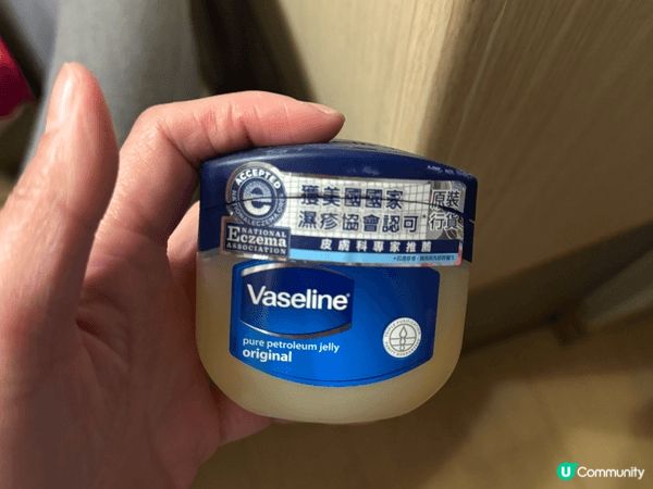 凡士林真係好好用，冬天口唇乾到裂左只要搽一層就滋潤返晒