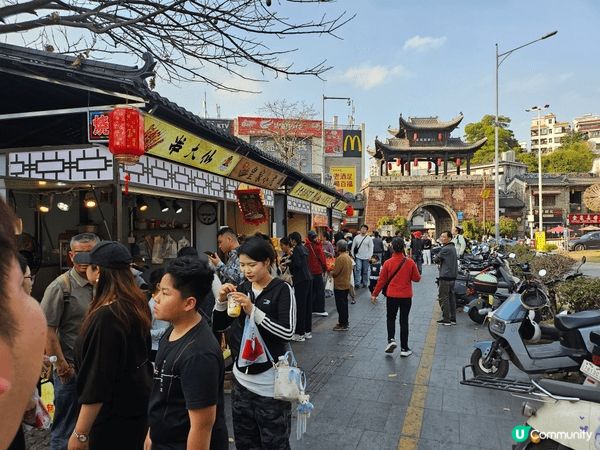 新年去咗深圳甘坑古鎮，人流眾多，氣氛好熱鬧。古鎮入面有好多新...
