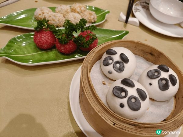 甜品環節最驚喜，「盈盈樂樂熊貓流沙包」🐼造型可愛，流沙餡燙口...