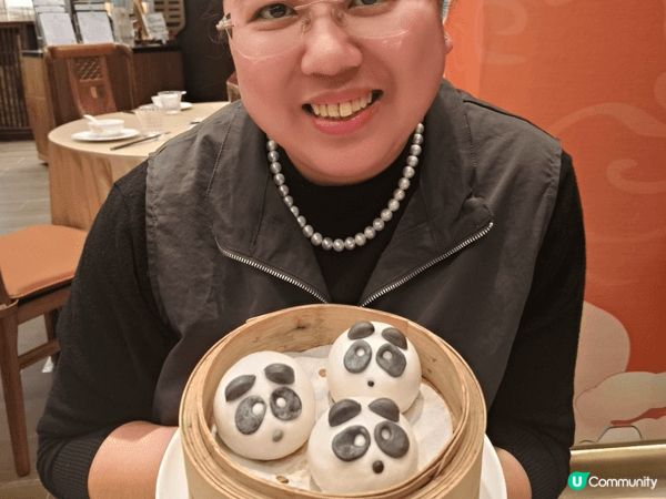 甜品環節最驚喜，「盈盈樂樂熊貓流沙包」🐼造型可愛，流沙餡燙口...