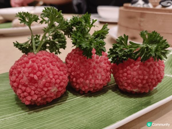 甜品環節最驚喜，「盈盈樂樂熊貓流沙包」🐼造型可愛，流沙餡燙口...