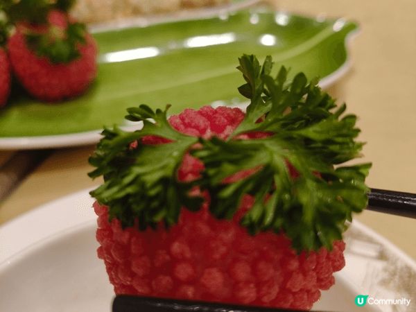 甜品環節最驚喜，「盈盈樂樂熊貓流沙包」🐼造型可愛，流沙餡燙口...