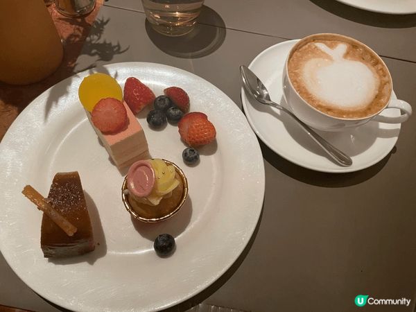 與家人到文華酒店享用自助晚餐，甜品一如既往地出色，特別是經典...