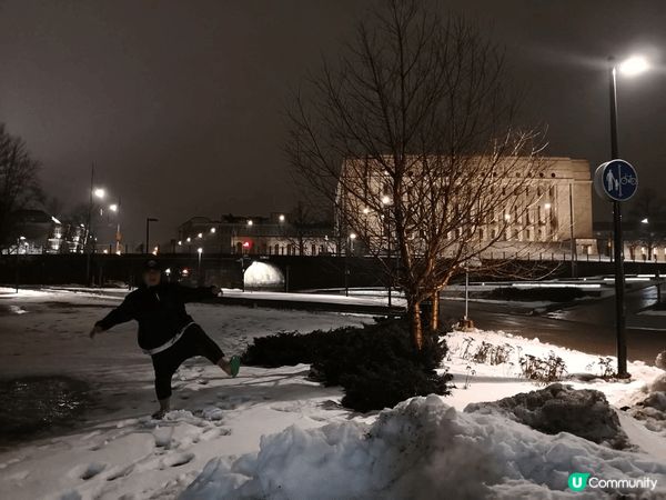 芬蘭芬蘭我嚟啦 第一次咁凍著住拖鞋玩雪 超癲 哈哈 但都幾正...