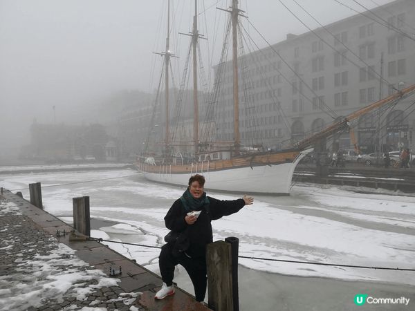 芬蘭芬蘭我嚟啦 第一次咁凍著住拖鞋玩雪 超癲 哈哈 但都幾正...