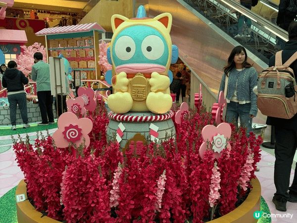 新港城最近有水怪HANGYODON 的展覽，一入場就有達摩造...
