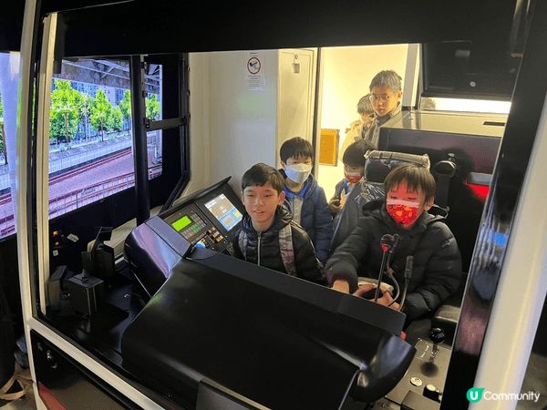 第一次參觀車廠 平時都已經好少搭輕鐵 覺得好新奇有趣 仲有揸...