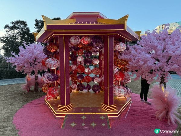 北角匯而家有個新春裝置好靚❤️，經過都忍唔住停下腳步影多幾張...