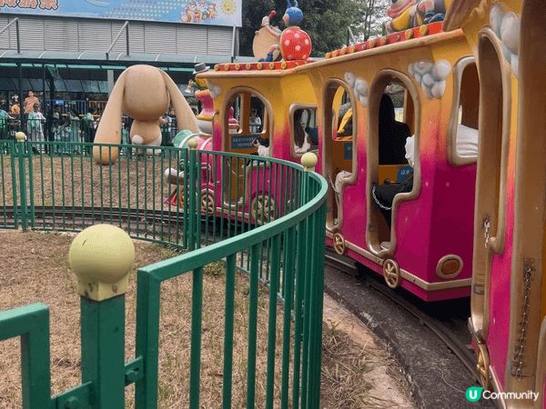 去咗深圳動物園，坐小火車睇動物，餵老虎，小朋友玩得好開心
