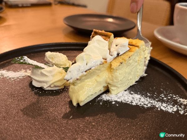 巴斯克芝士蛋糕「芝」味十足，中間微溶嘅流心芝士未食齋睇已經覺...