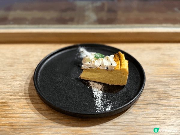 巴斯克芝士蛋糕「芝」味十足，中間微溶嘅流心芝士未食齋睇已經覺...
