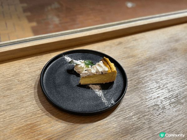 巴斯克芝士蛋糕「芝」味十足，中間微溶嘅流心芝士未食齋睇已經覺...