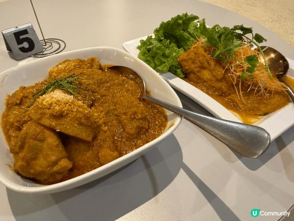 左邊：泰式炸雞咖喱，濃郁椰奶醬 + 炸蔥酥，超香超下飯。