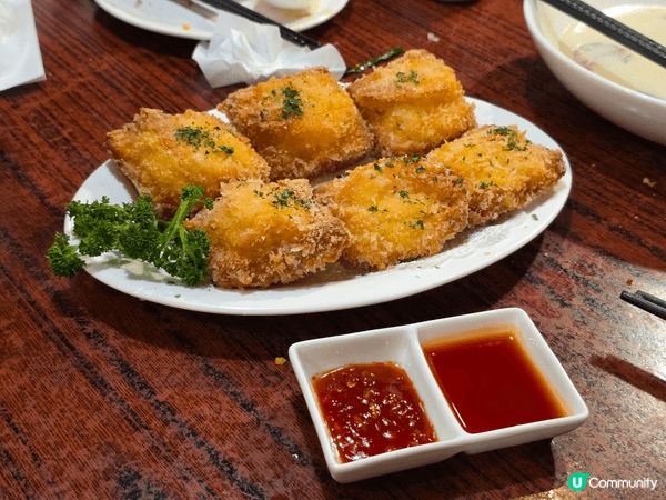 荃灣楚撚記大排檔即叫即做的人氣蝦多士同埋風生撈起。