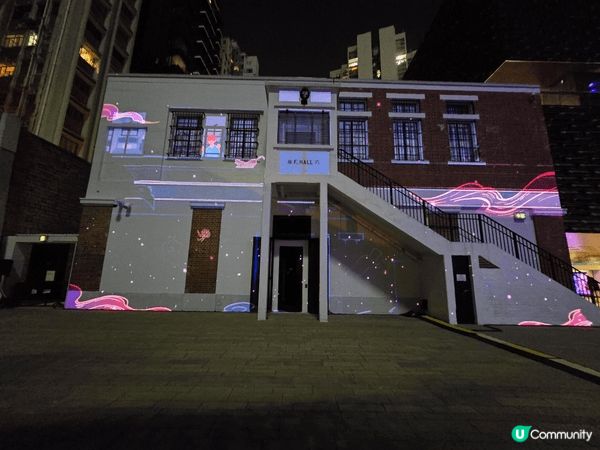 大館，這個 ［易經：鮑皓昕攝影藝術］展覽，當中有64枝柱子，...