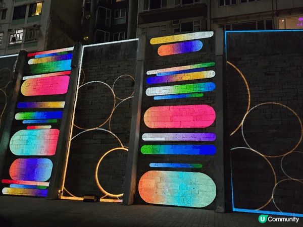 大館，這個 ［易經：鮑皓昕攝影藝術］展覽，當中有64枝柱子，...