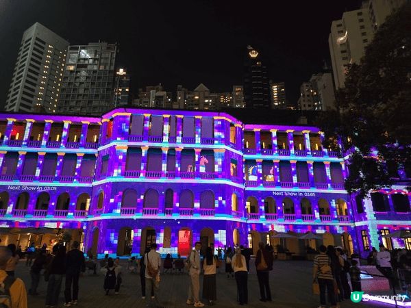 大館，這個 ［易經：鮑皓昕攝影藝術］展覽，當中有64枝柱子，...