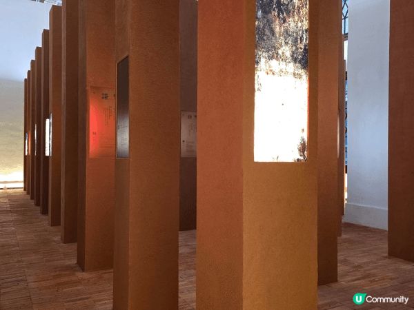 大館，這個 ［易經：鮑皓昕攝影藝術］展覽，當中有64枝柱子，...