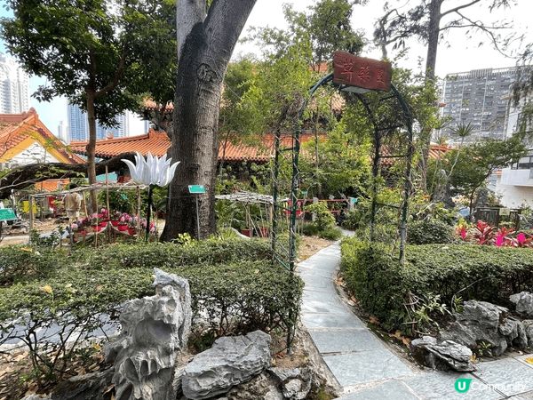 新年去黃大仙行個大運，順手幫屋企人攝太歲，人流比往年多幾倍！...